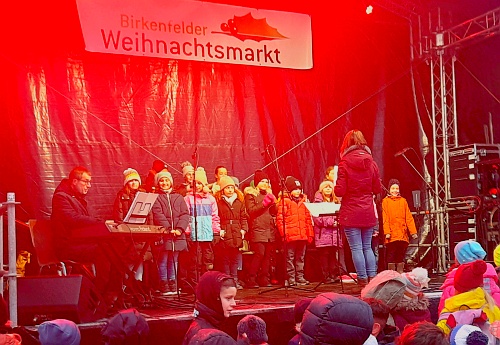 Der LUS-Chor auf dem Birkenfelder Weihnachtsmarkt